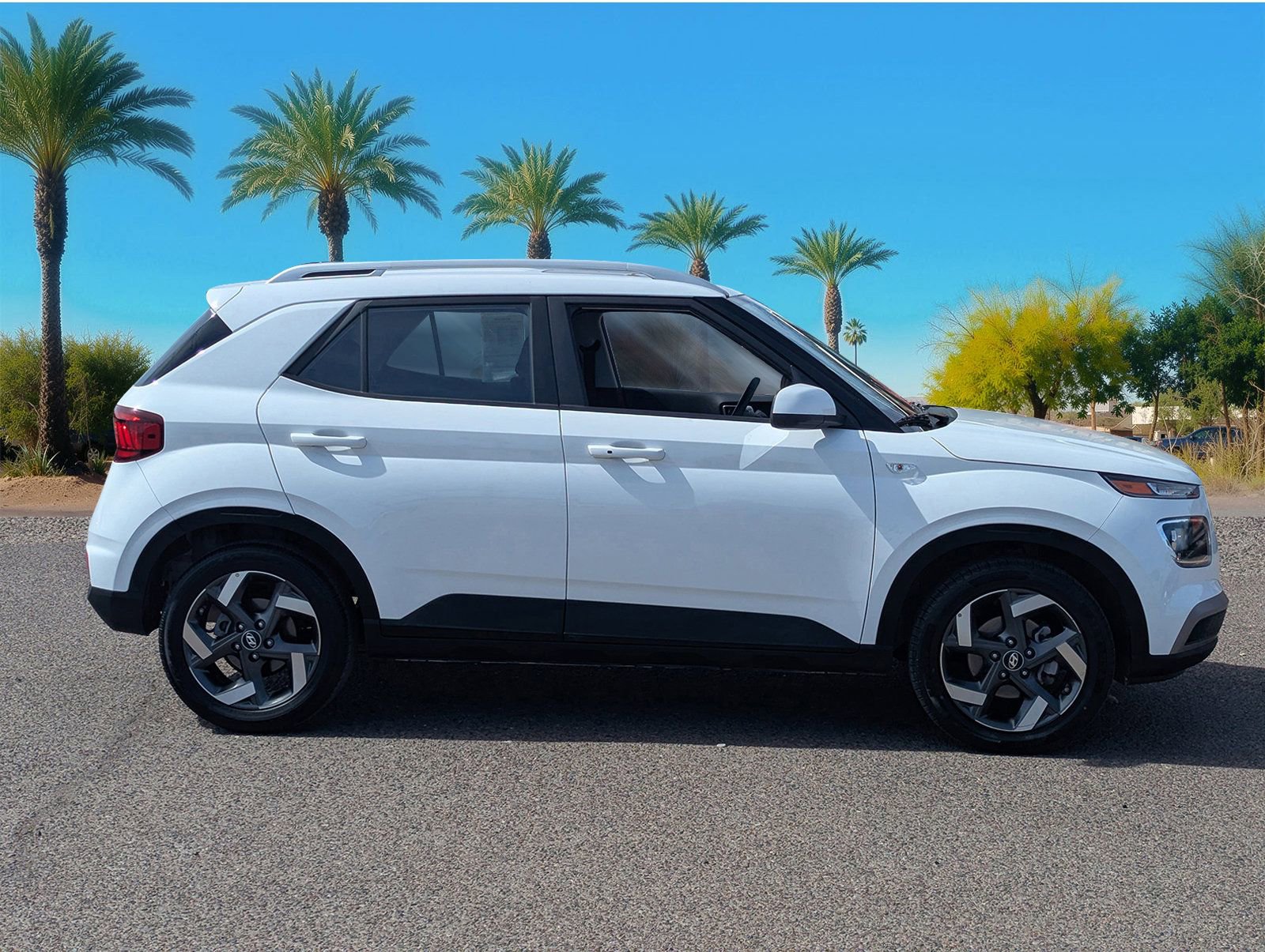 Used 2025 Hyundai Venue SEL image 6