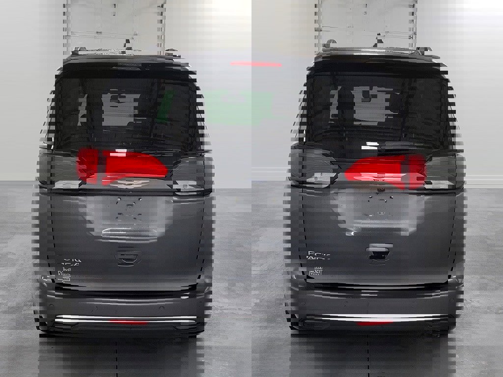 Used 2020 Chrysler Pacifica Touring-L image 7