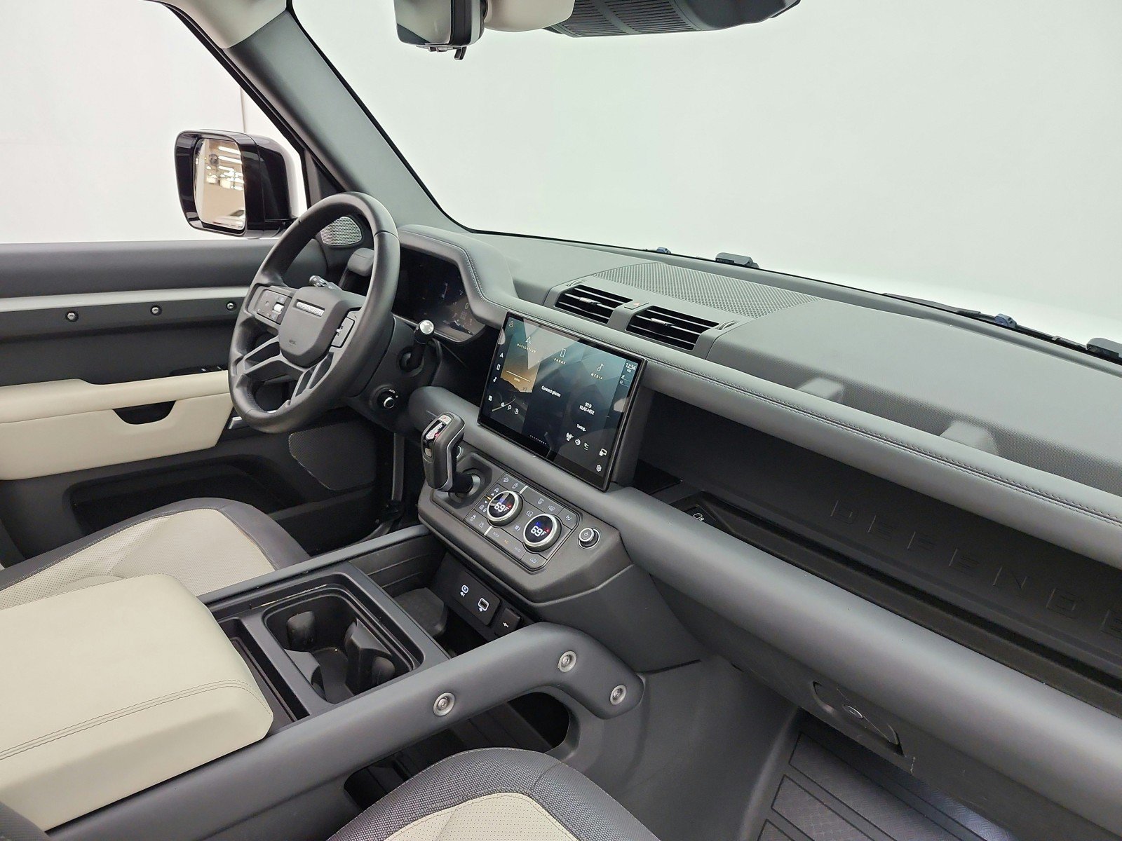 Used 2024 Land Rover Defender 130 X-Dynamic SE AWD/4WD image 19