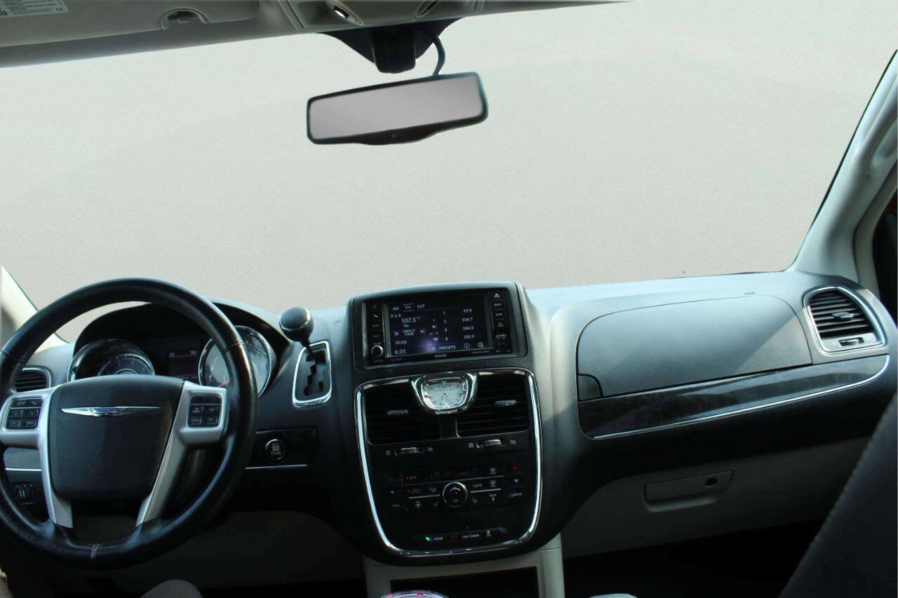 Used 2015 Chrysler Town & Country Touring-L w/ Driver Convenience Group FWD image 7