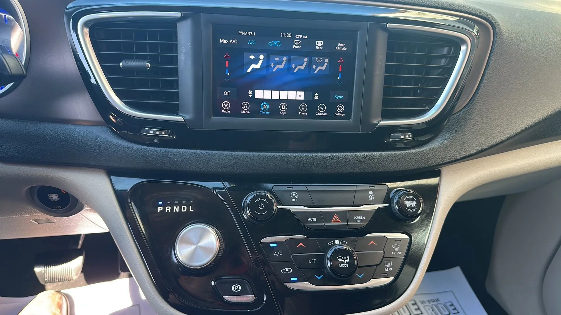 Used 2021 Chrysler Voyager Lxi image 23