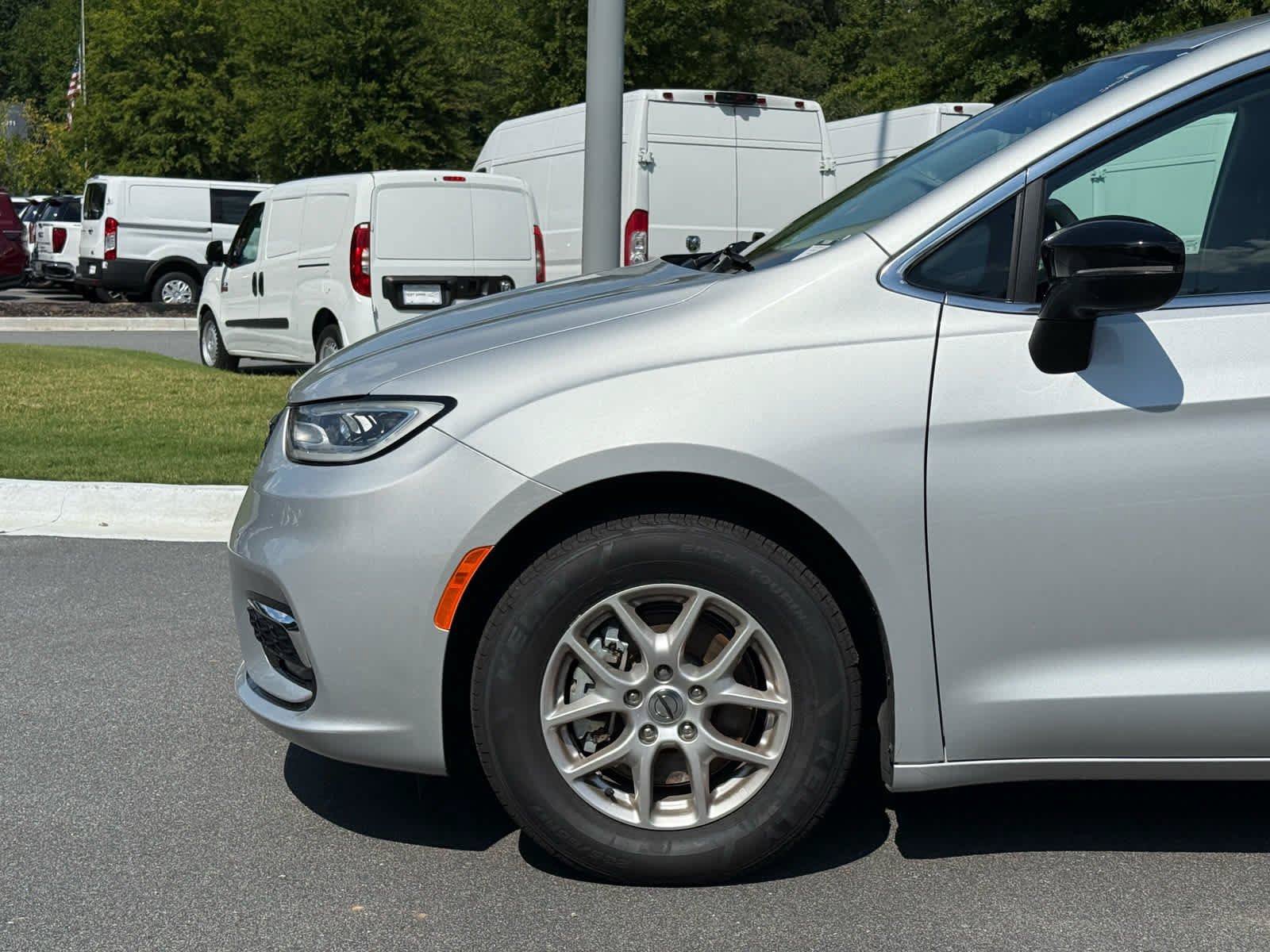 Used 2024 Chrysler Pacifica Touring-L FWD image 11