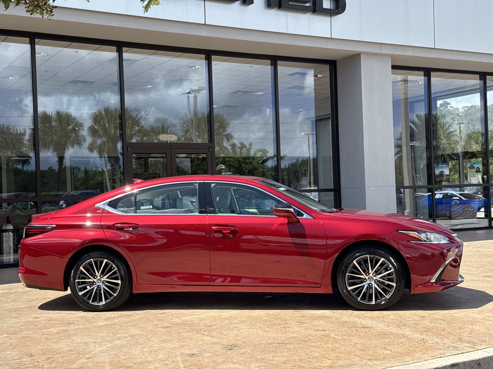 Used 2025 Lexus ES 350 w/ Premium Package FWD image 2