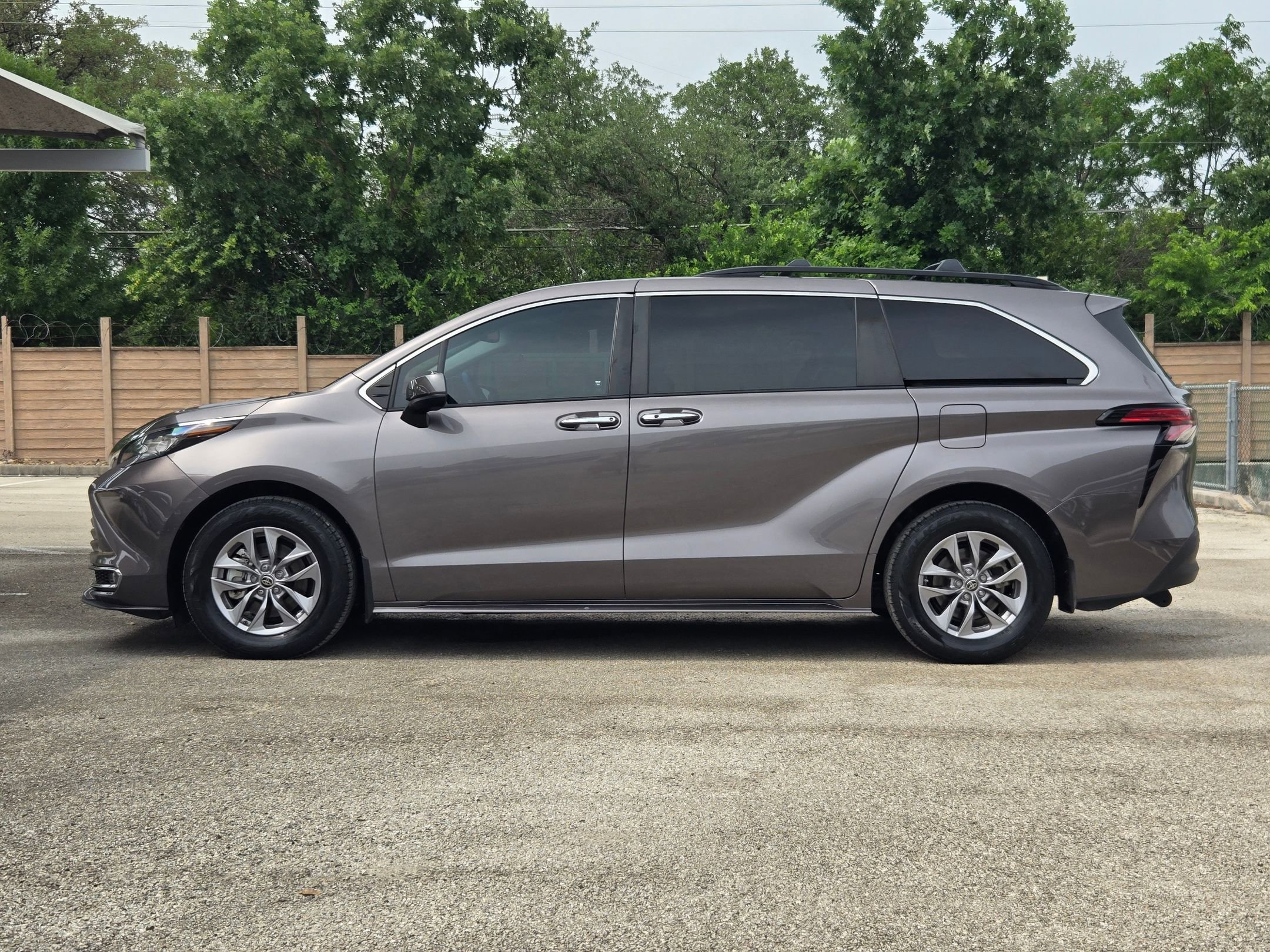 Used 2022 Toyota Sienna XLE FWD image 7