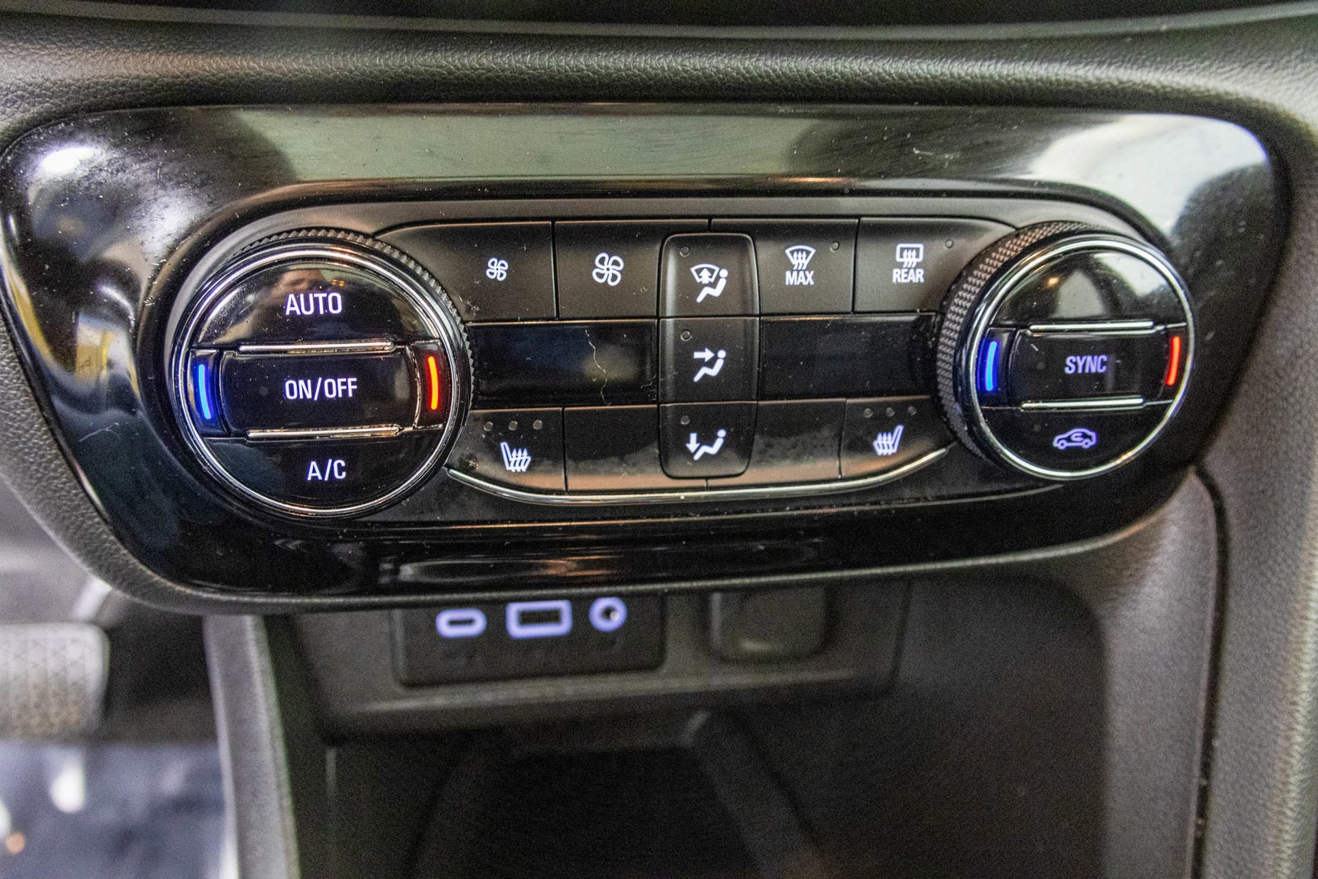 Used 2022 Buick Encore GX Essence w/ Experience Buick Package AWD/4WD image 28