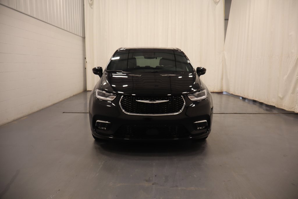 Used 2025 Chrysler Pacifica Select image 3