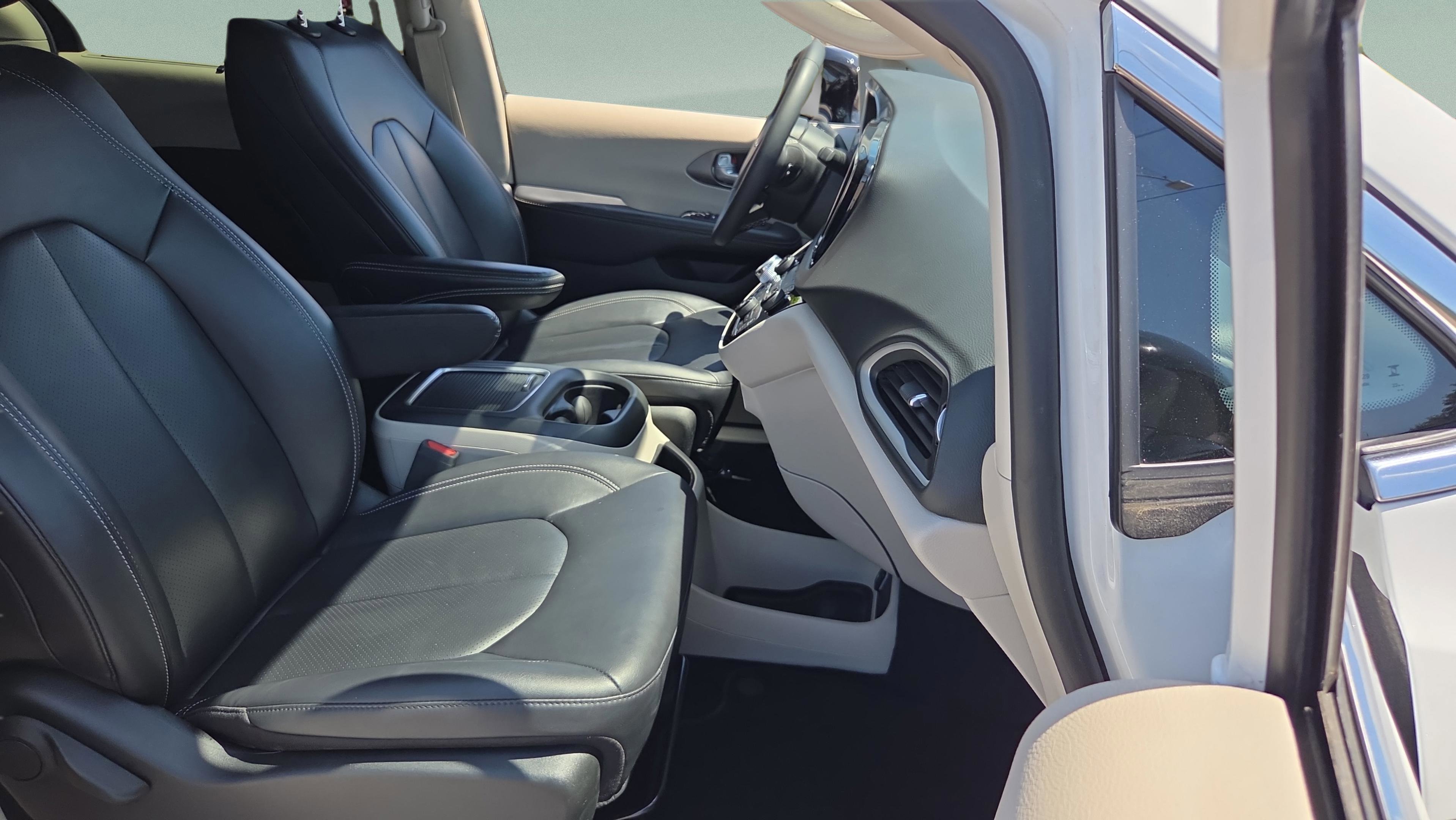 Used 2024 Chrysler Pacifica Touring-L image 28
