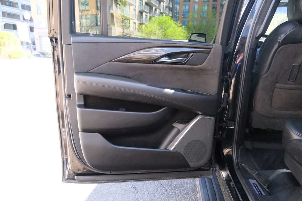 Used 2019 Cadillac Escalade ESV Platinum AWD/4WD image 24