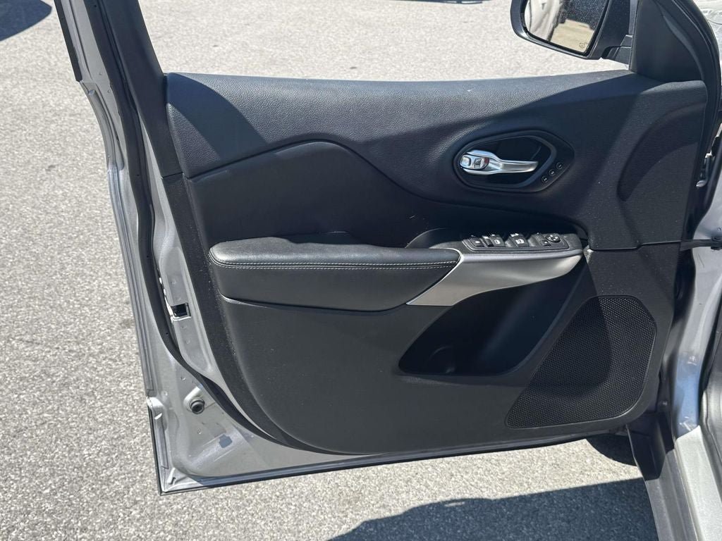 Used 2019 Jeep Cherokee Limited AWD/4WD image 15