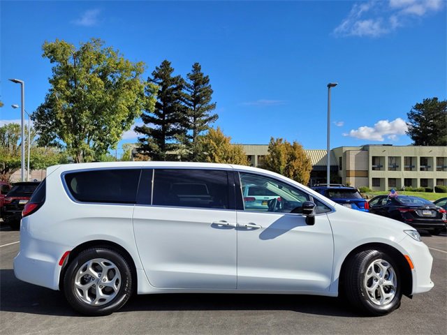 New 2024 Chrysler Pacifica Limited w/ Uconnect Theater Family Group image 9