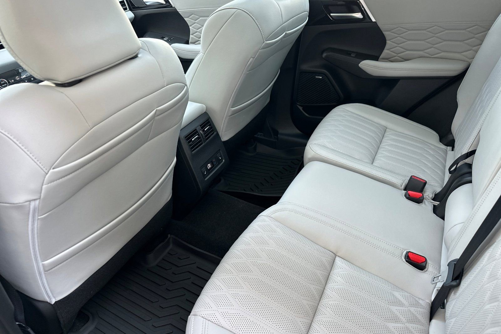 New 2025 Mitsubishi Outlander SEL image 11