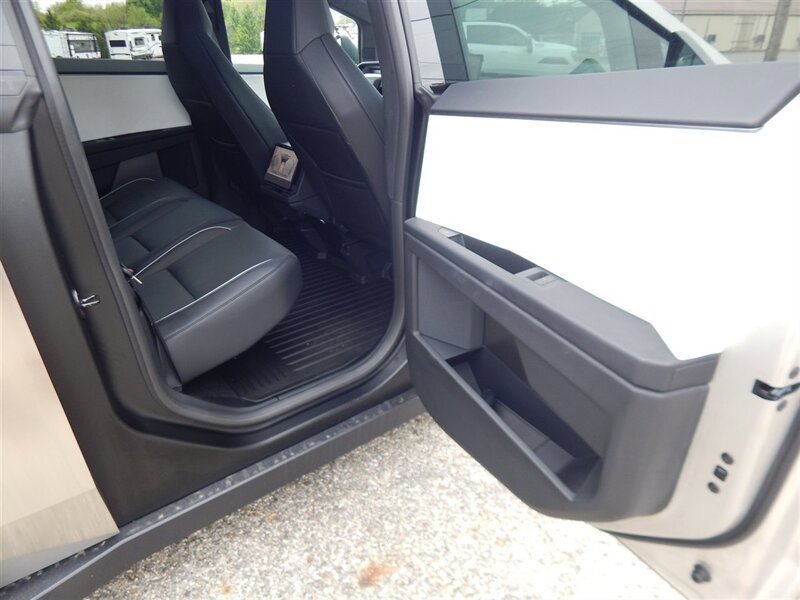 Used 2024 Tesla Cybertruck AWD Crew Cab image 15