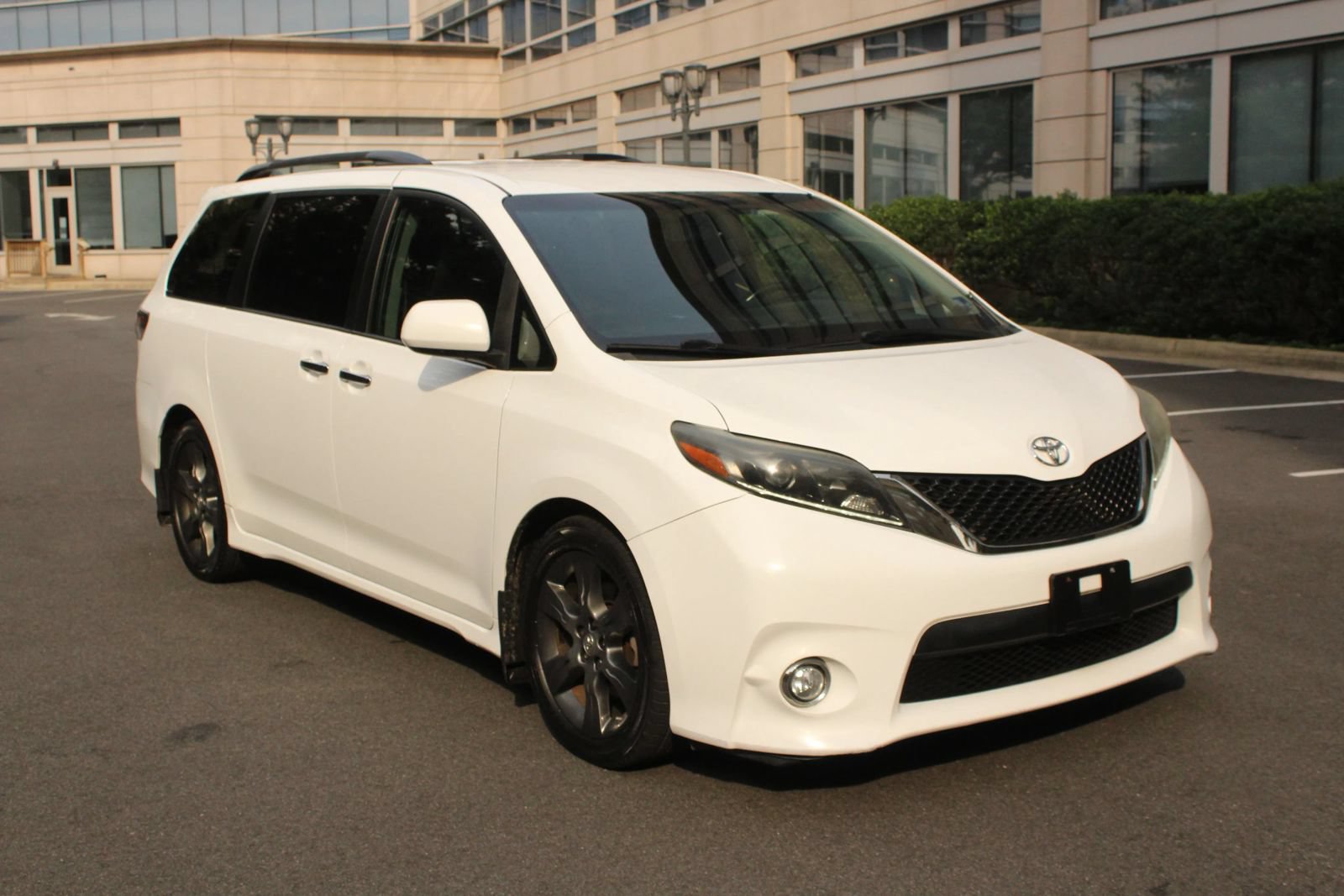Used 2015 Toyota Sienna SE FWD image 1