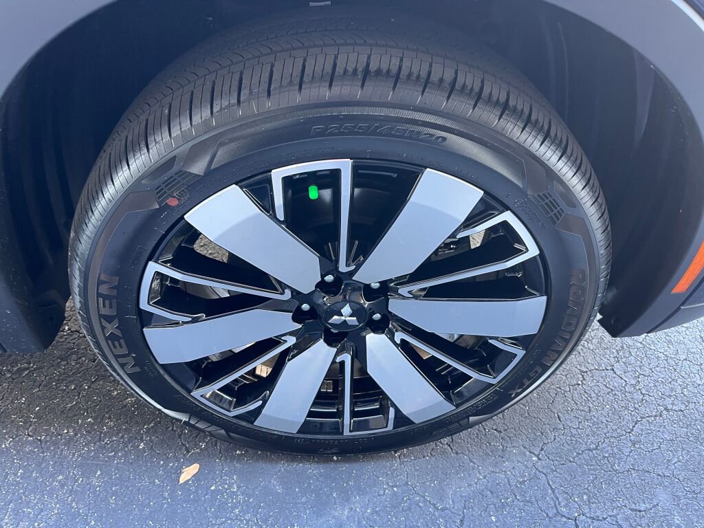 New 2025 Mitsubishi Outlander SE image 29
