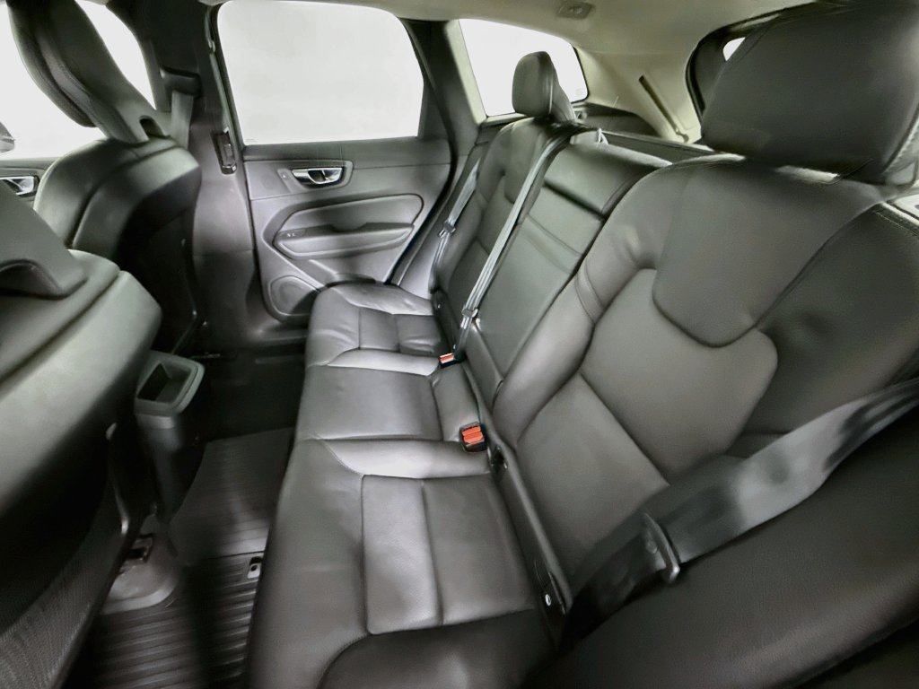 Used 2021 Volvo XC60 T5 Momentum w/ Climate Package AWD/4WD image 24