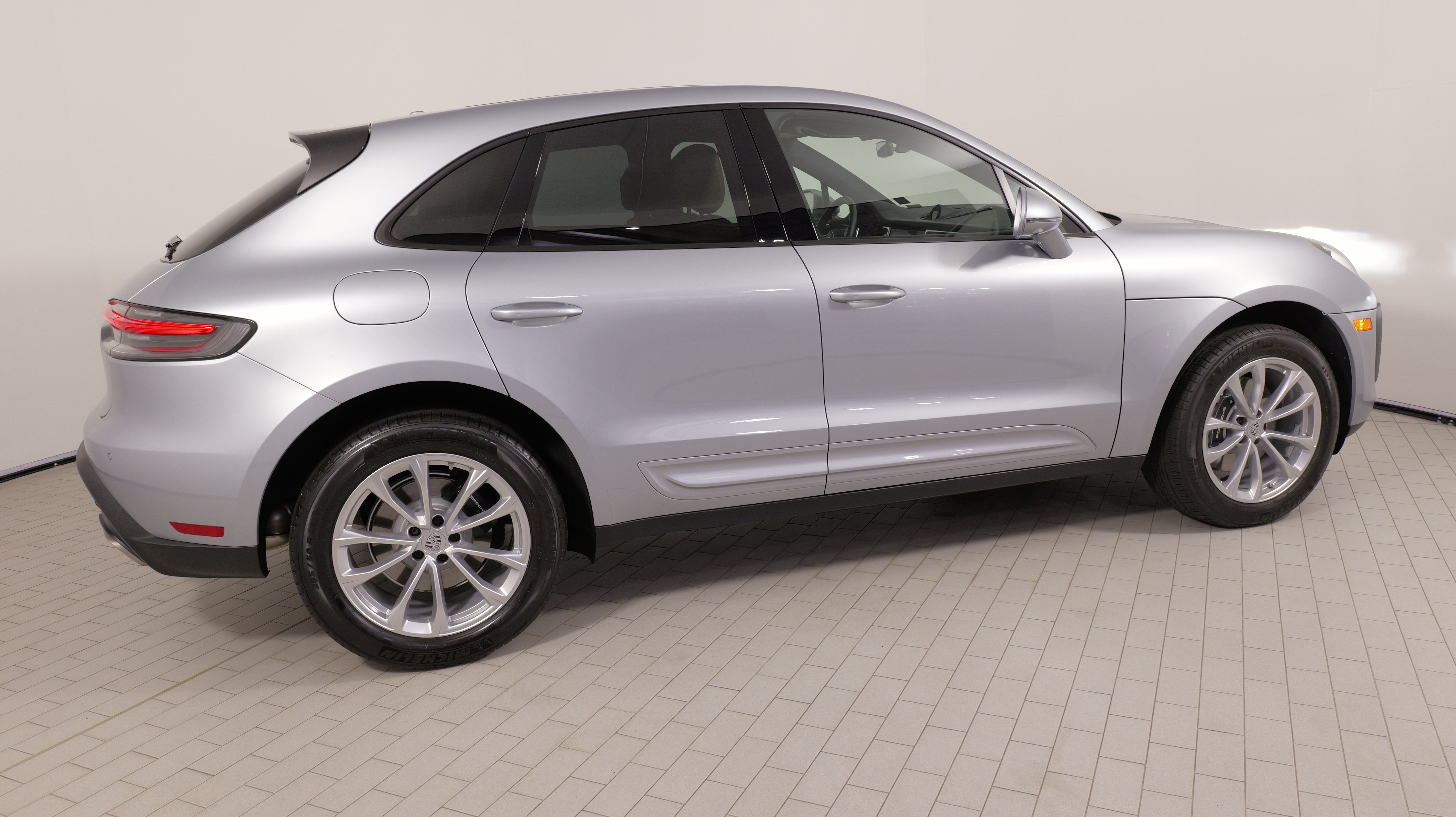 Used 2025 Porsche Macan AWD/4WD image 8