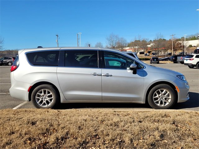 Used 2023 Chrysler Pacifica Touring-L image 2