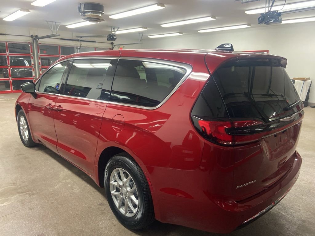 New 2026 Chrysler Pacifica Select image 9
