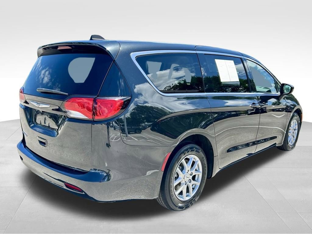 Used 2022 Chrysler Voyager LX FWD image 5