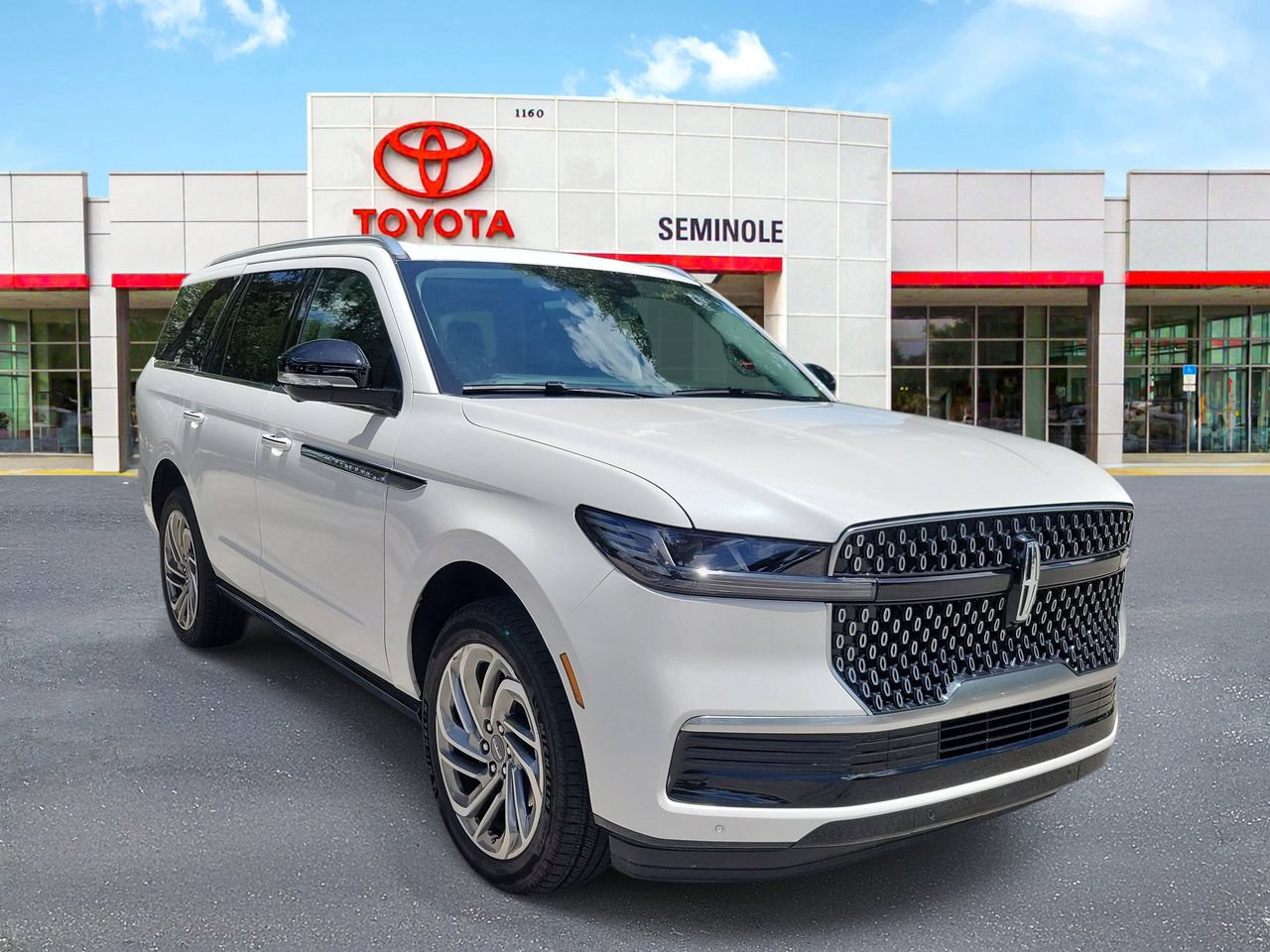 Used 2026 Lincoln Navigator Reserve AWD/4WD image 2
