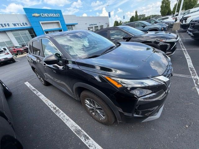 Used 2023 Nissan Rogue S AWD/4WD image 2