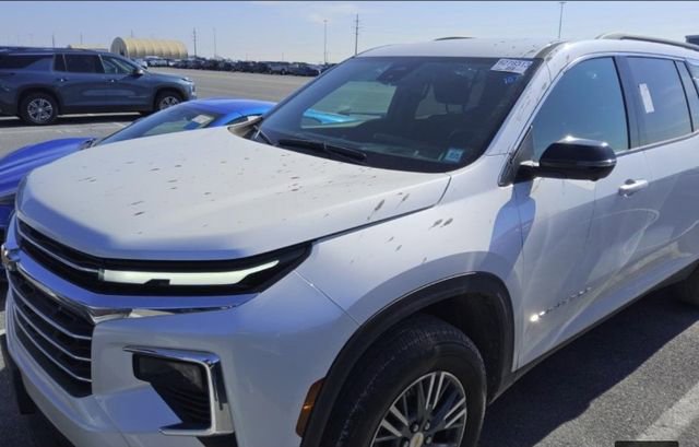 Used 2024 Chevrolet Traverse LT image 3