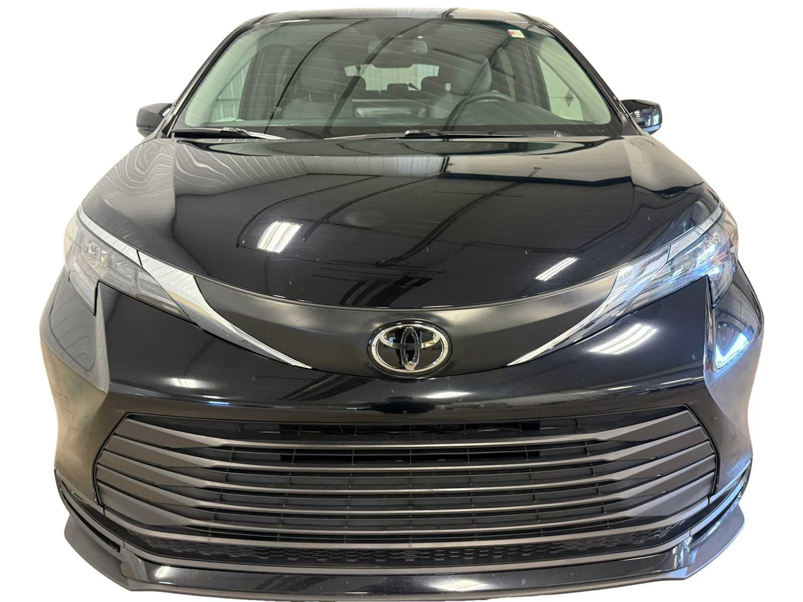 Certified 2026 Toyota Sienna LE AWD/4WD image 3