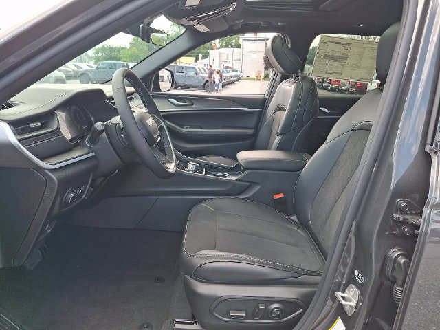 New 2026 Jeep Grand Cherokee Altitude AWD/4WD image 11