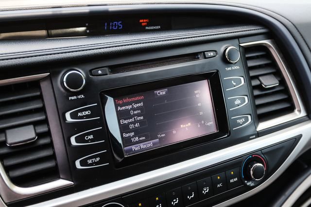 Used 2014 Toyota Highlander LE AWD/4WD image 18