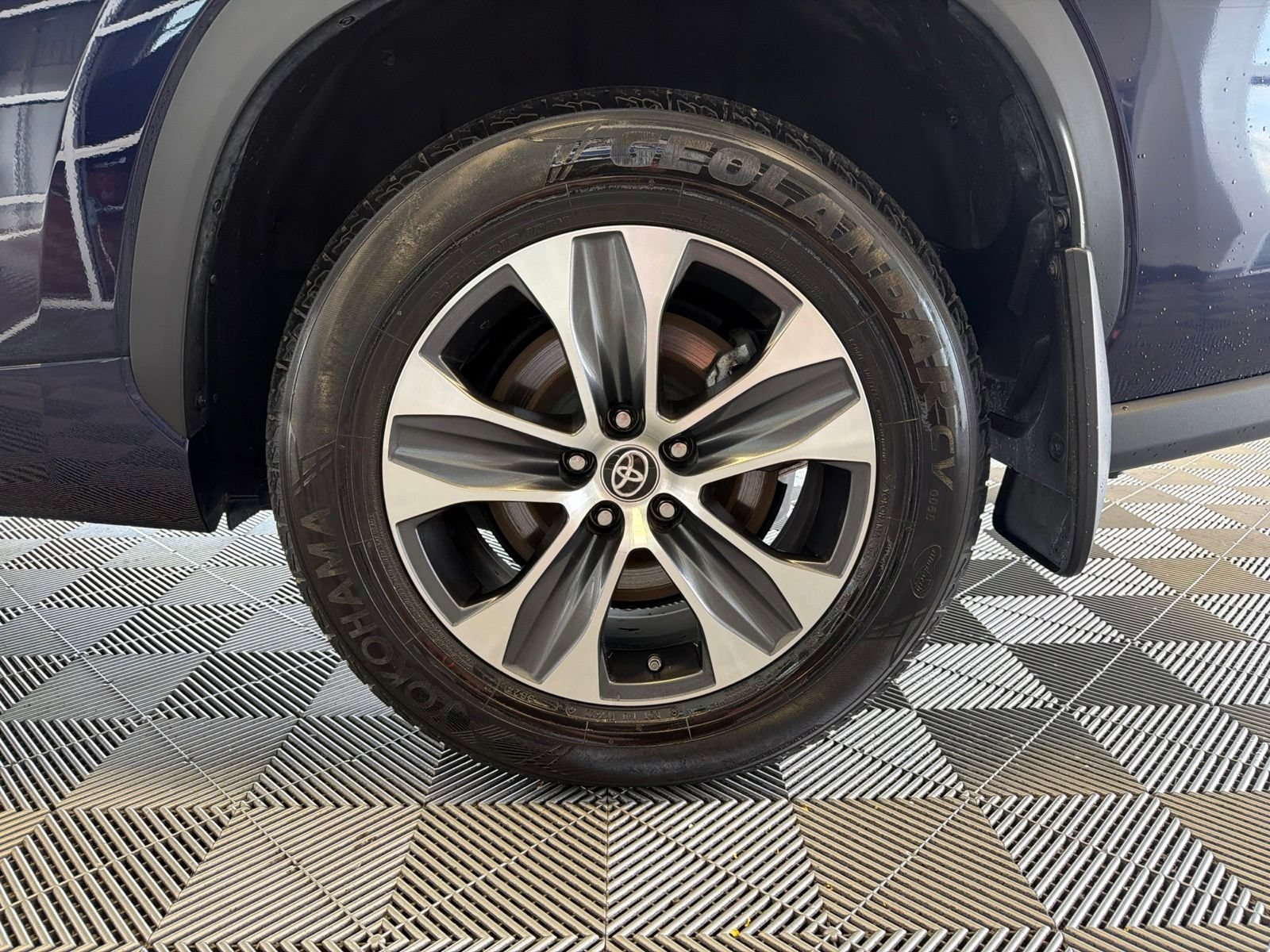 Used 2022 Toyota Highlander XLE AWD/4WD image 9