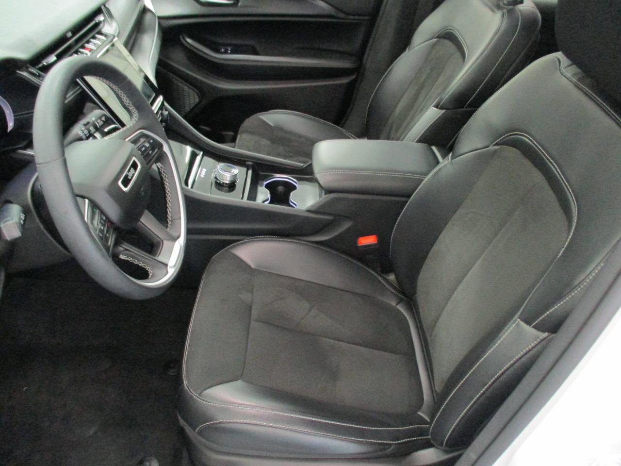 Used 2023 Jeep Grand Cherokee Altitude AWD/4WD image 9