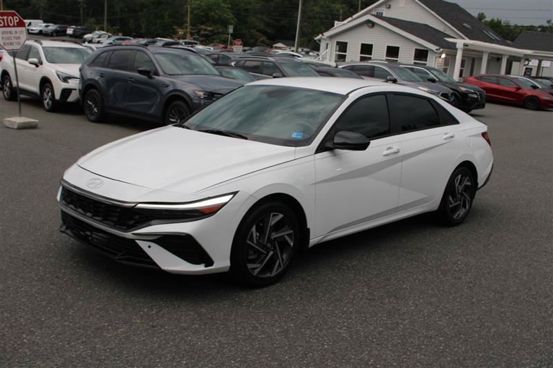 Used 2025 Hyundai Elantra SEL FWD image 3