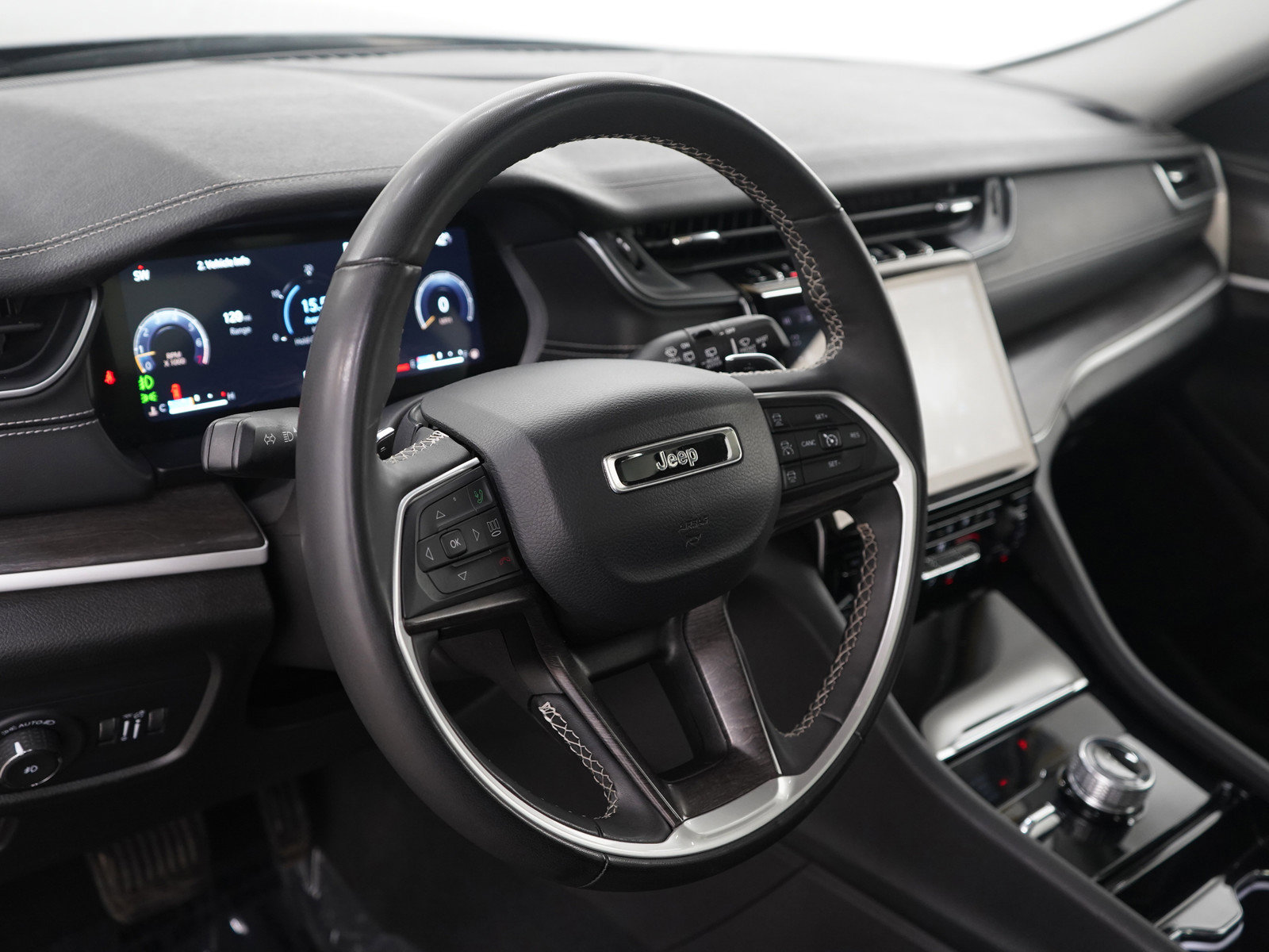 Used 2023 Jeep Grand Cherokee L Limited w/ Luxury Tech Group II image 22