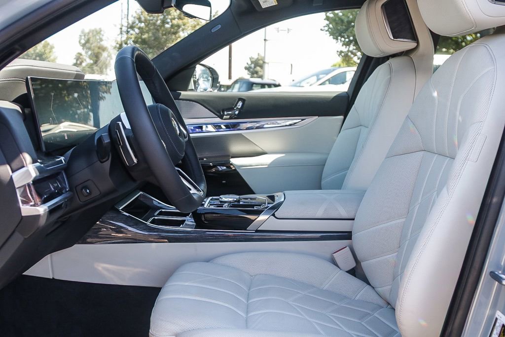 Used 2025 BMW 760i xDrive image 17
