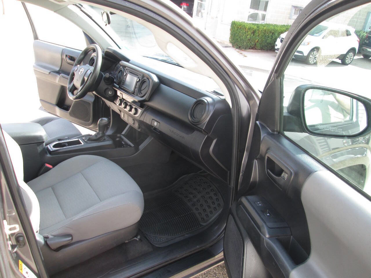 Used 2017 Toyota Tacoma SR5 image 19