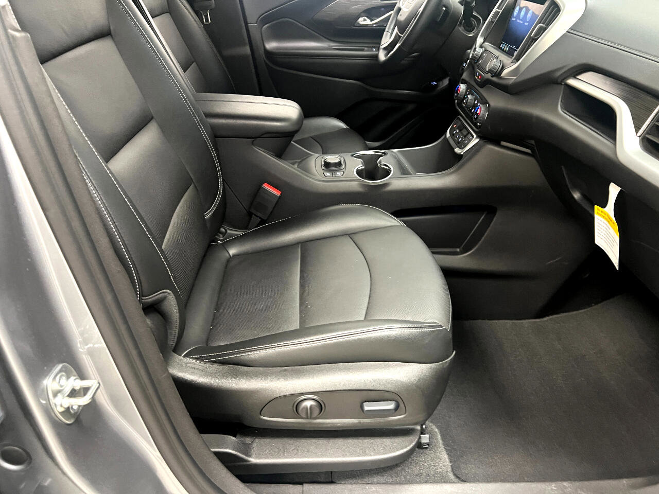 Used 2024 GMC Terrain SLT image 22