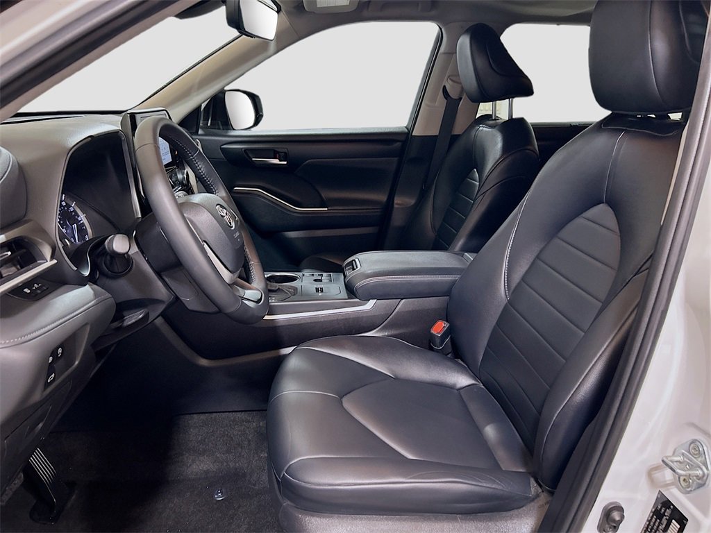 Used 2023 Toyota Highlander XLE image 18