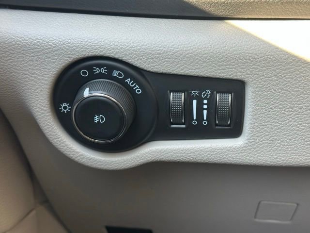 Used 2024 Chrysler Pacifica Touring-L image 17