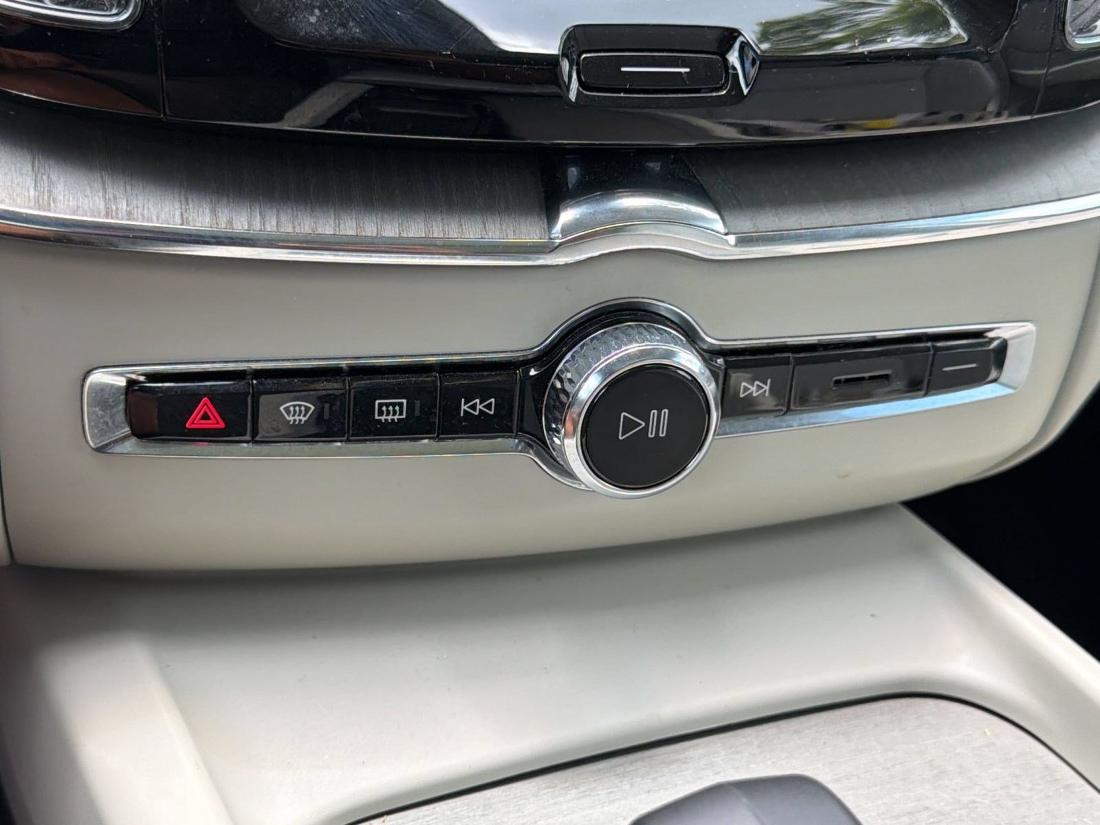 Certified 2023 Volvo XC60 B5 Plus w/ Climate Package FWD image 16