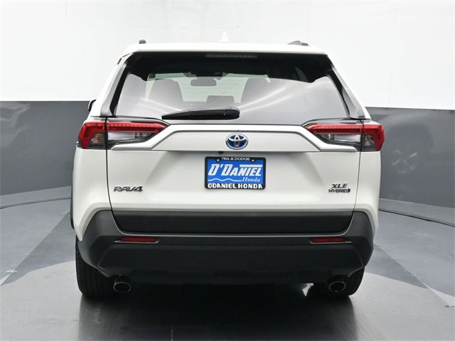 Used 2021 Toyota RAV4 XLE Premium image 4
