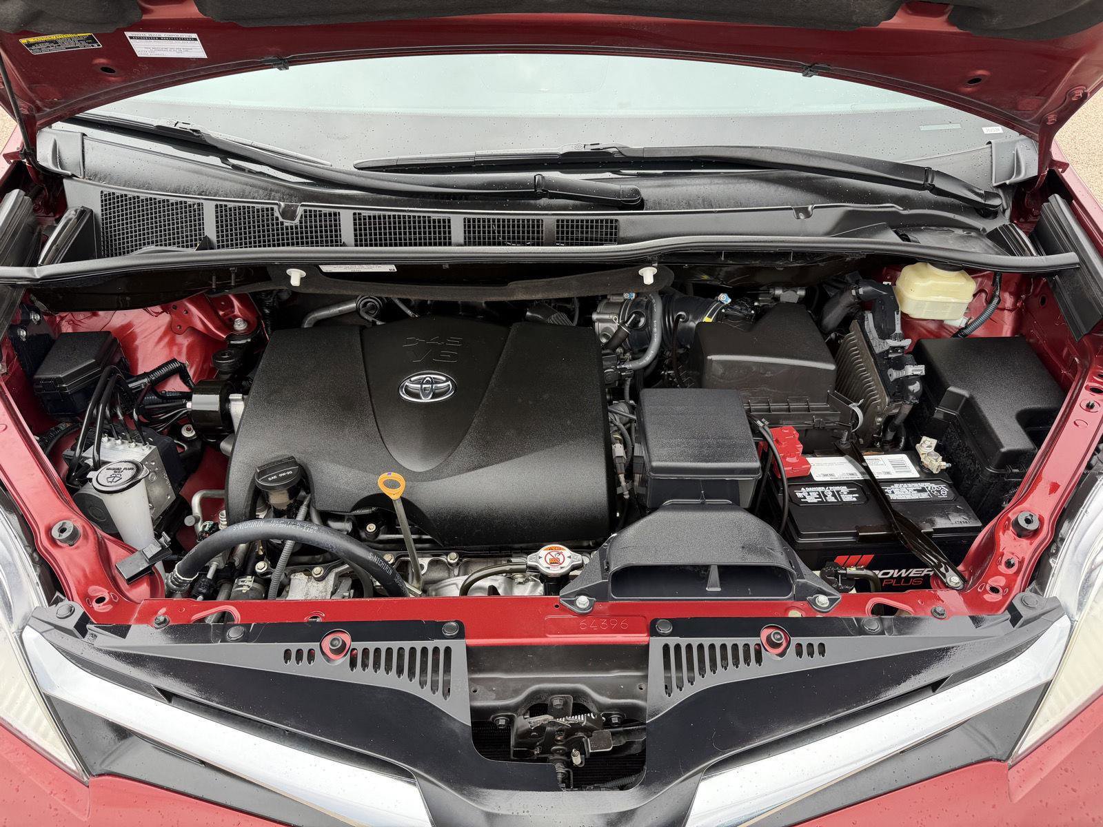 Used 2018 Toyota Sienna LE w/ Carpet Mat Package FWD image 41