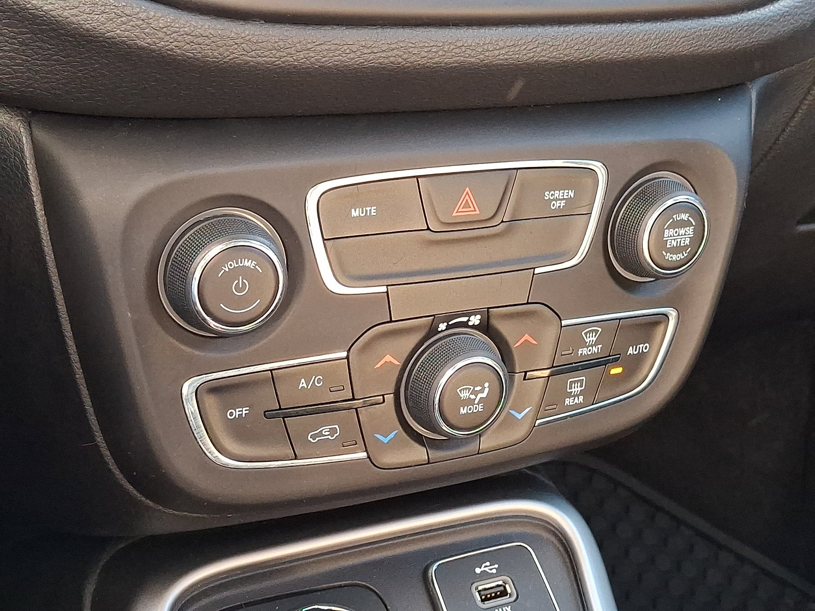 Used 2018 Jeep Compass Latitude w/ Popular Equipment Group AWD/4WD image 17