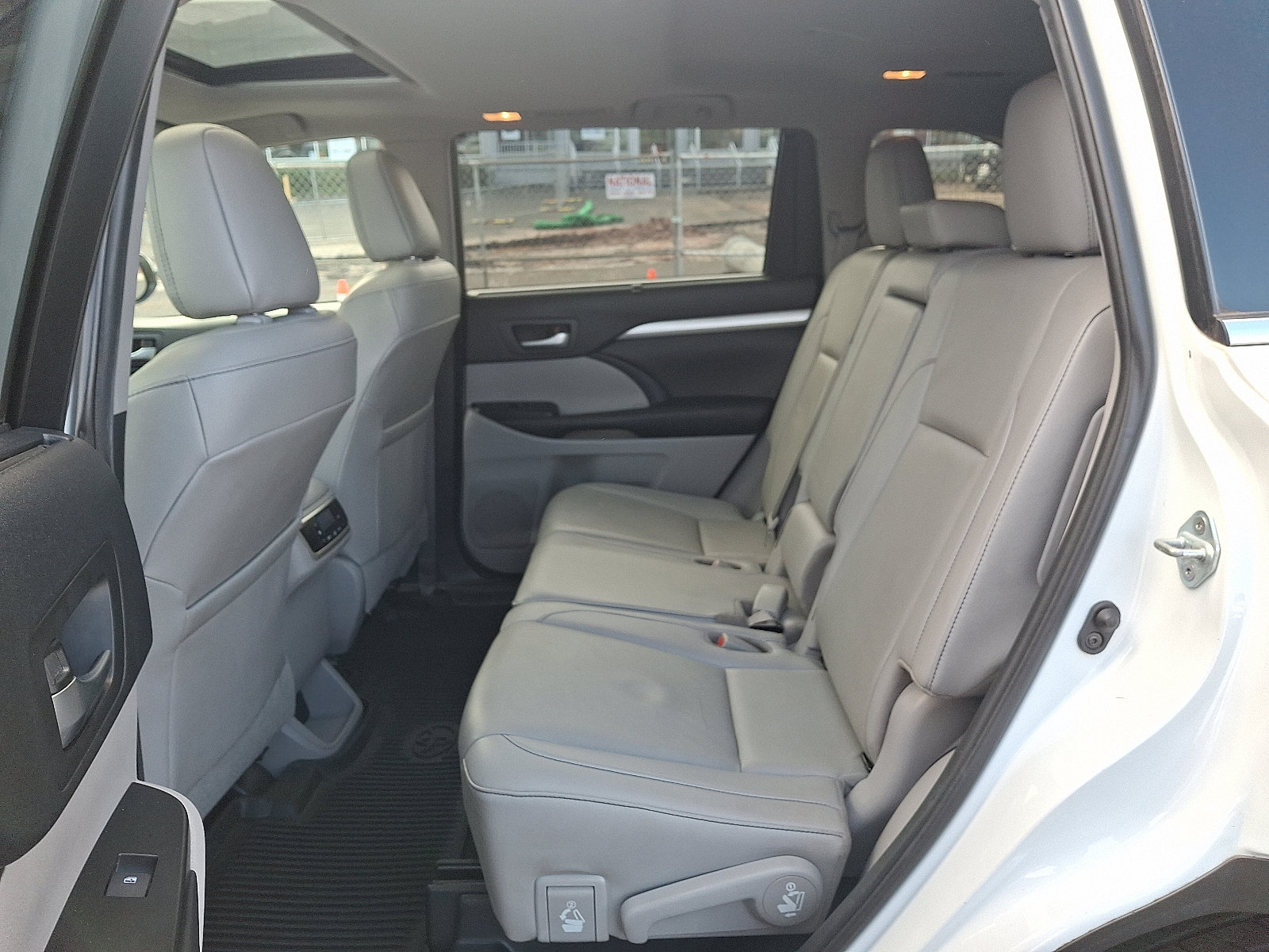 Used 2019 Toyota Highlander XLE AWD/4WD image 11