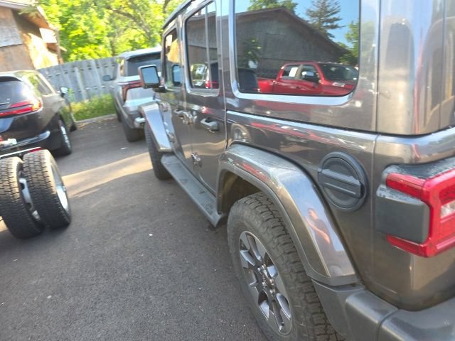 Used 2018 Jeep Wrangler Unlimited Sahara w/ Cold Weather Group AWD/4WD image 12