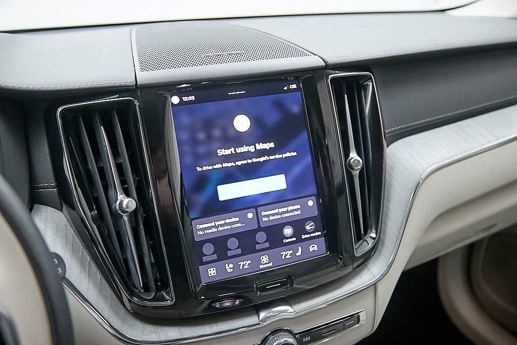 Certified 2024 Volvo XC60 T8 Ultimate w/ Protection Package Premier image 15