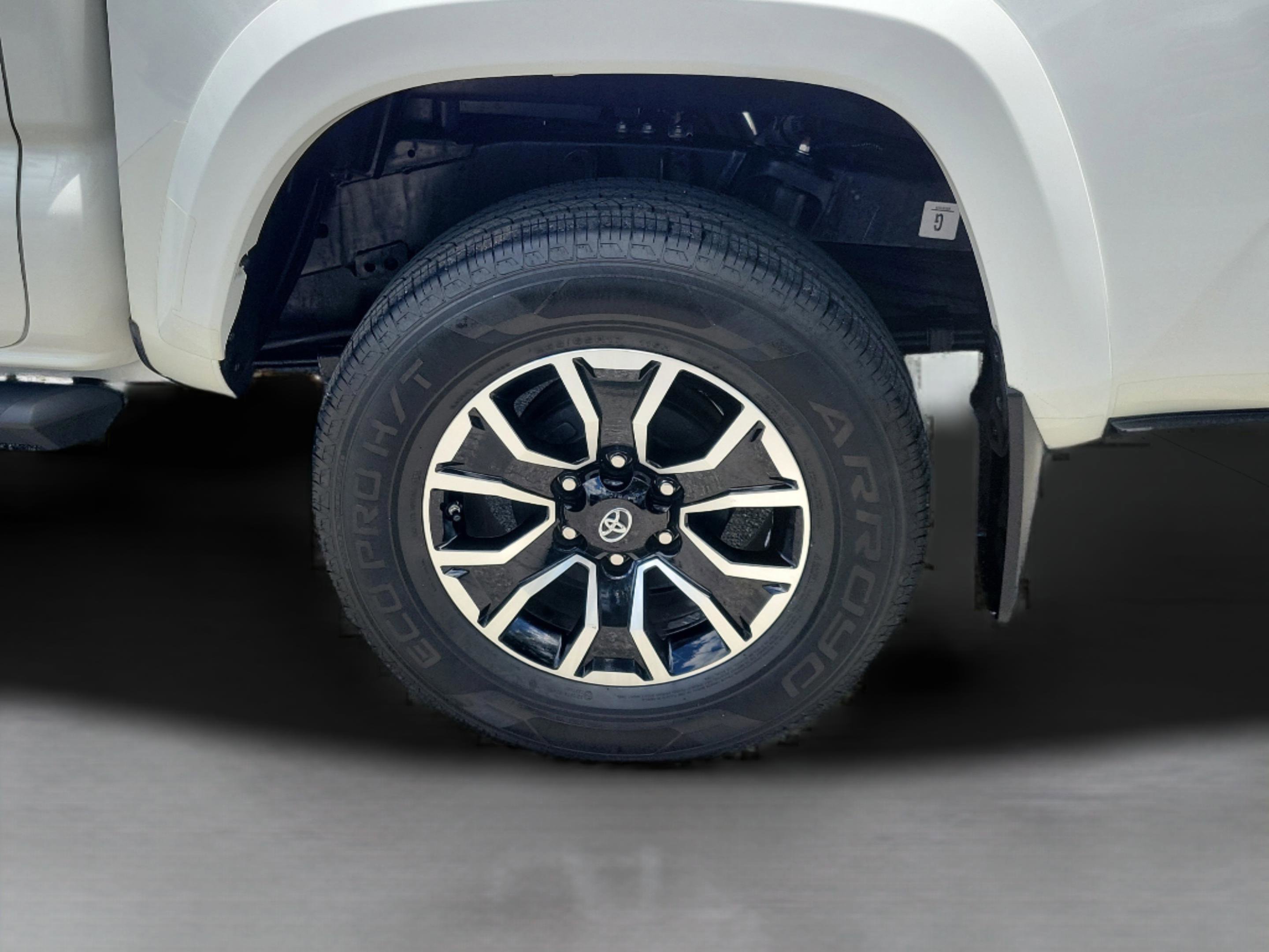 Used 2020 Toyota Tacoma TRD Sport w/ TRD Premium Sport Package AWD/4WD image 31