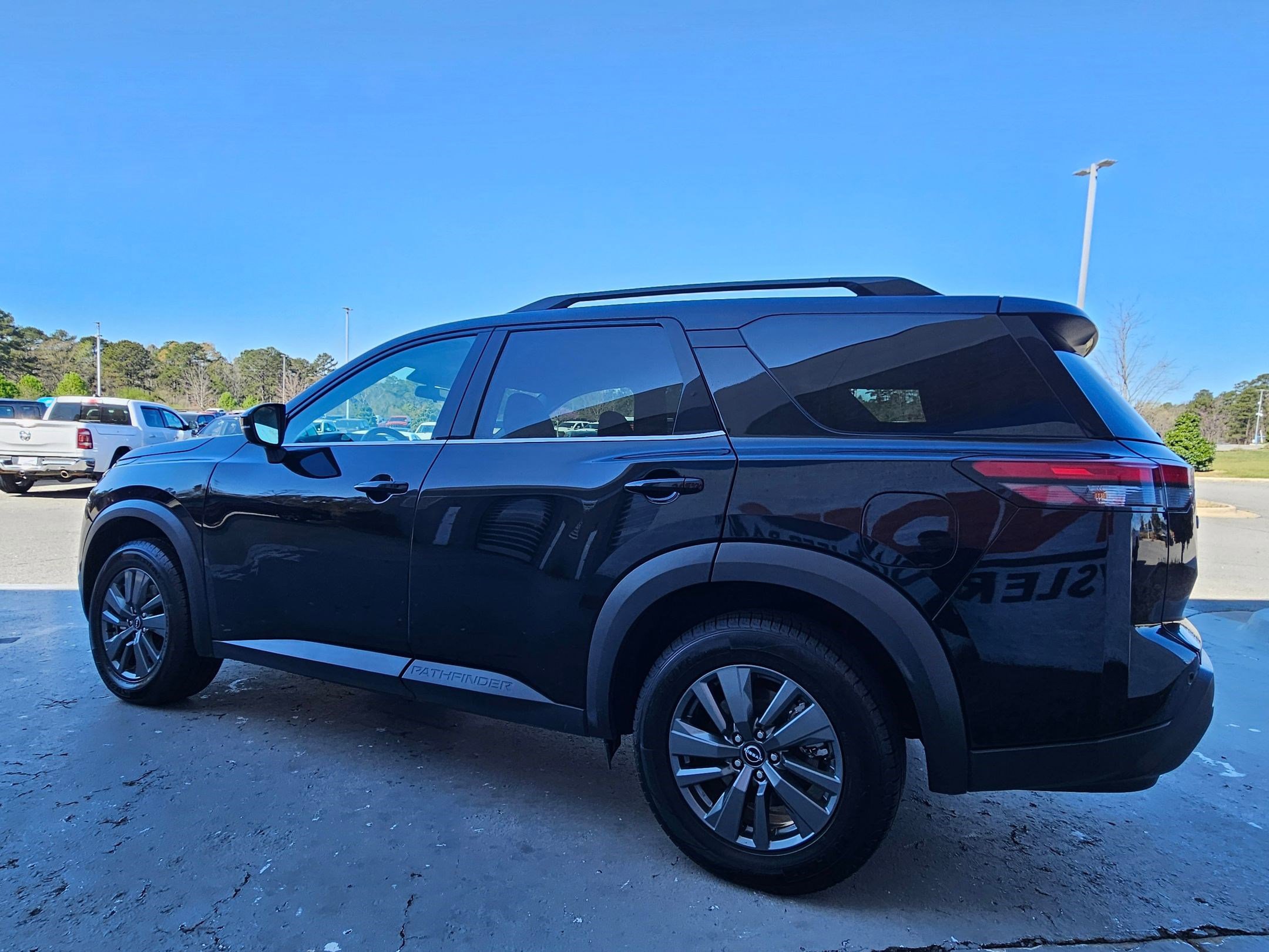 Used 2024 Nissan Pathfinder SV image 5