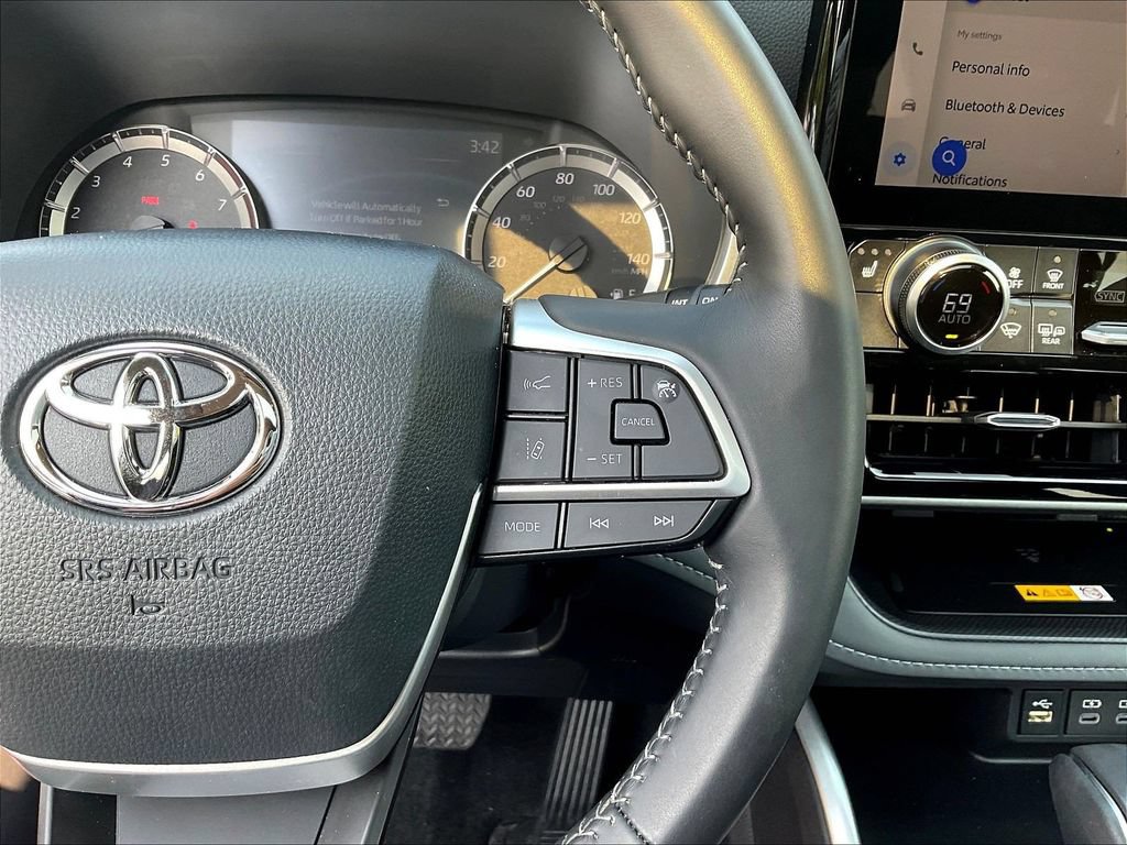 Used 2025 Toyota Highlander XLE FWD image 14