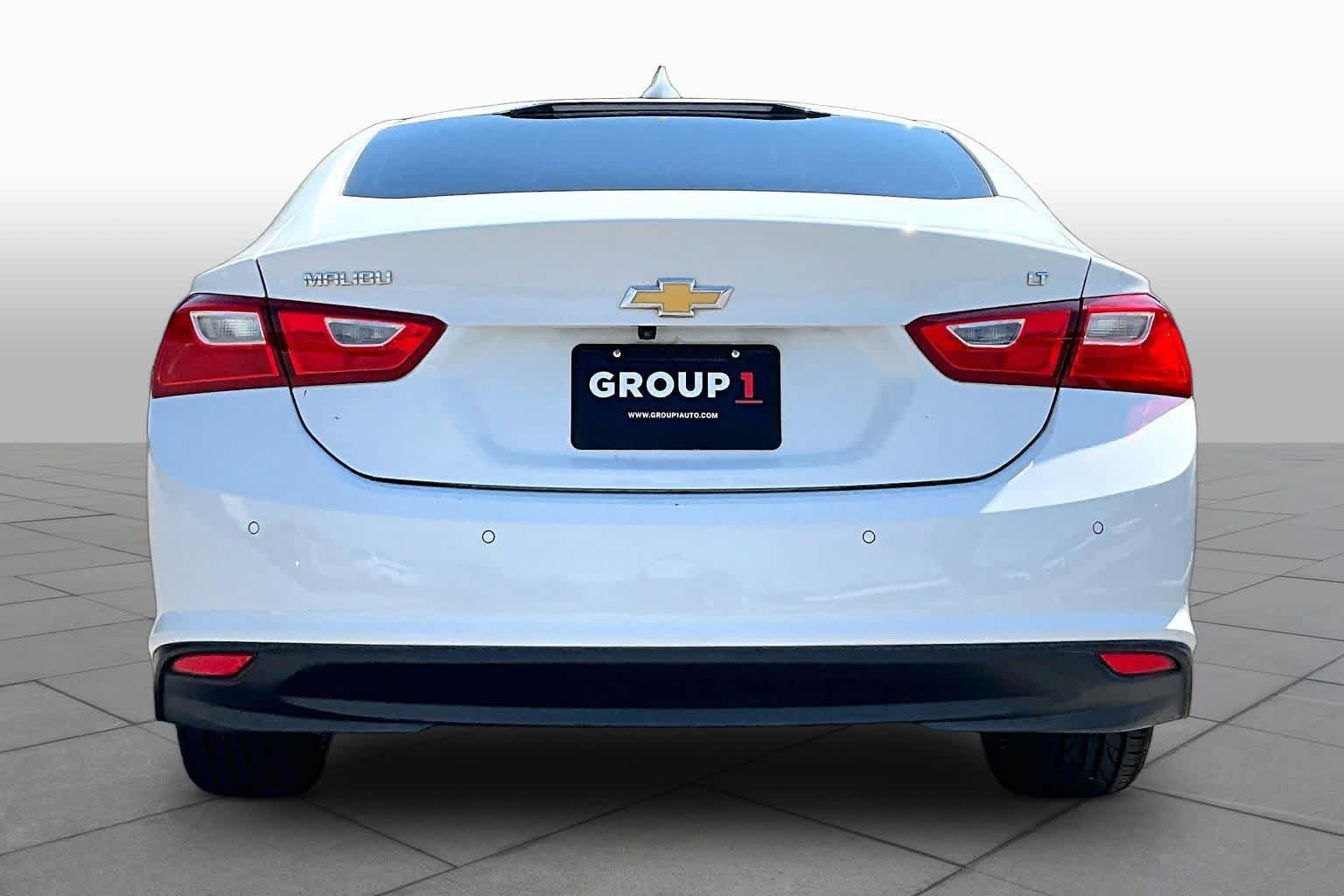 Used 2018 Chevrolet Malibu LT w/ Leather Package FWD image 4