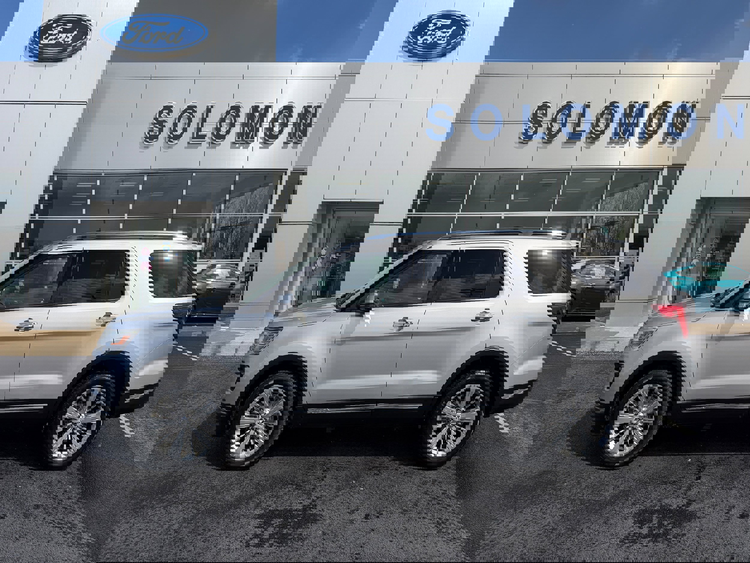 Used 2019 Ford Explorer Limited w/ Class III Trailer Tow Package image 9